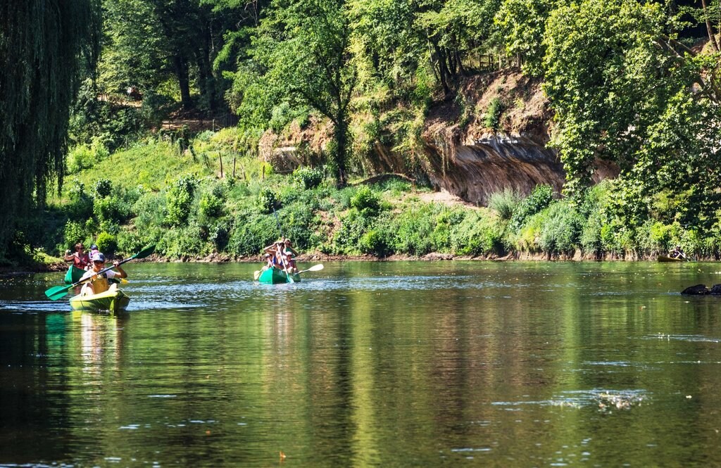 Kayak_V%C3%A9z%C3%A8re_CC0.jpg?1545737883