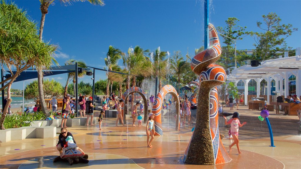 Yeppoon Beach Park som omfatter udendørs kunst og et springvand såvel som en stor gruppe mennesker