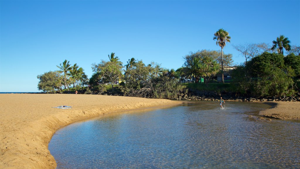 Playa Kelly\'s mostrando una playa y un río o arroyo