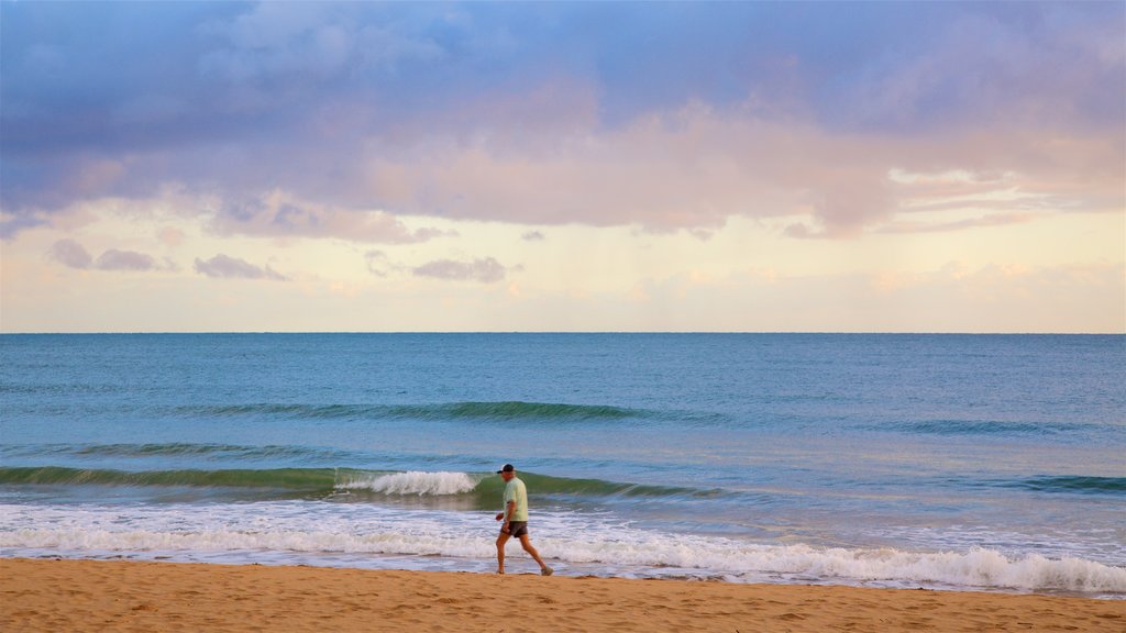 Agnes Water Beach, Agnes Water, Queensland, Australien som viser en sandstrand og udsigt over kystområde såvel som en mand