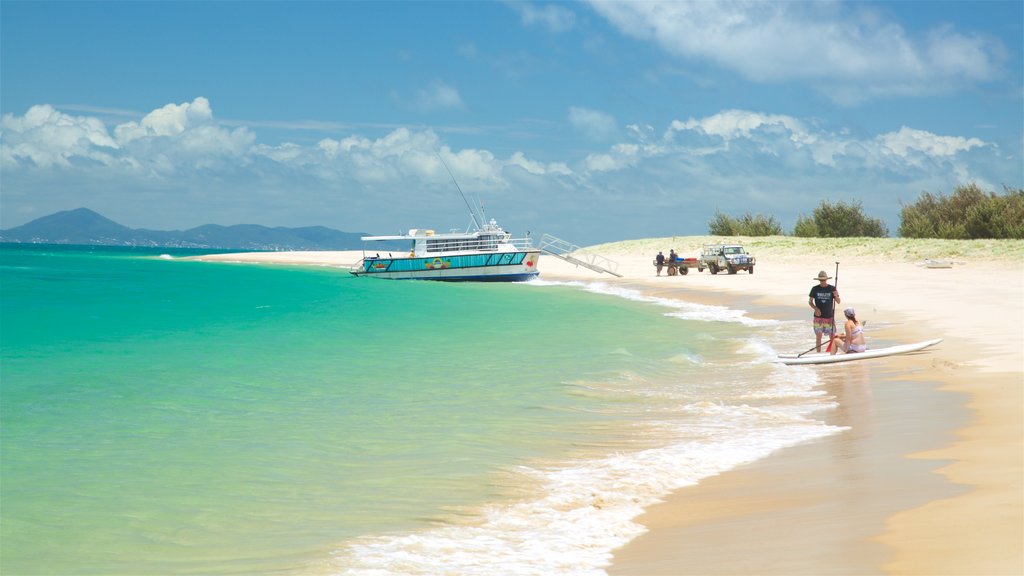 Great Keppel Beach mit einem Sandstrand, allgemeine Küstenansicht und Fähre