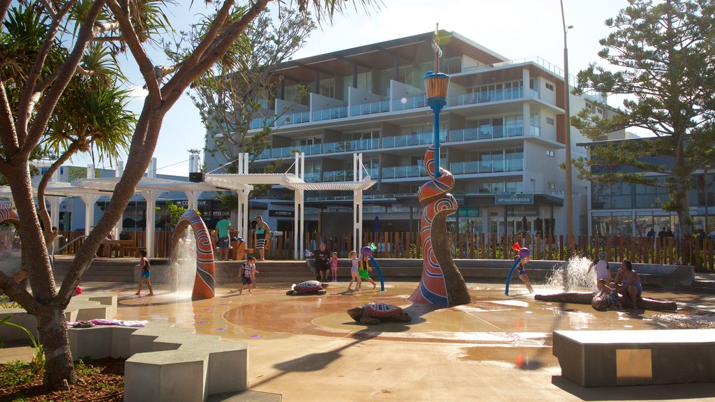 Yeppoon Beach Park som viser udendørs kunst og et springvand