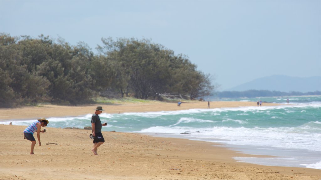 Tannum Sands mostrando vista general a la costa y una playa y también una pareja