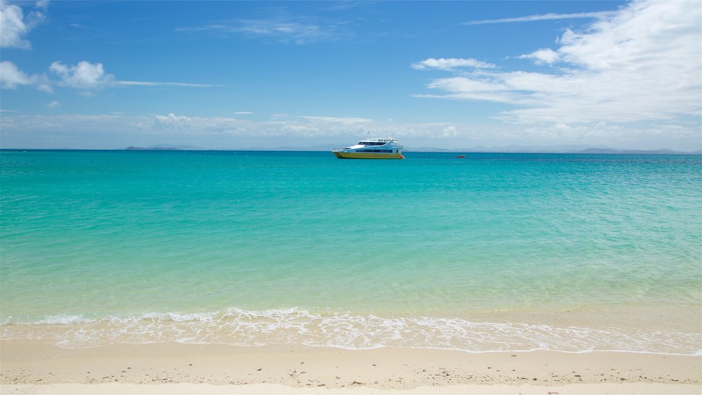 Great Keppel Island welches beinhaltet allgemeine Küstenansicht, Sandstrand und Bootfahren