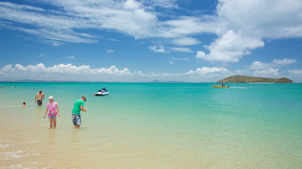 Putney Beach caracterizando natação e paisagens litorâneas assim como uma família