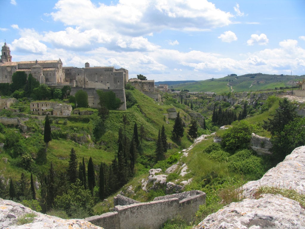 Gravina_in_Puglia_-_Vista_de_la_Cattedrale_e_torrente_la_'Gravina'1.jpg?1557662777