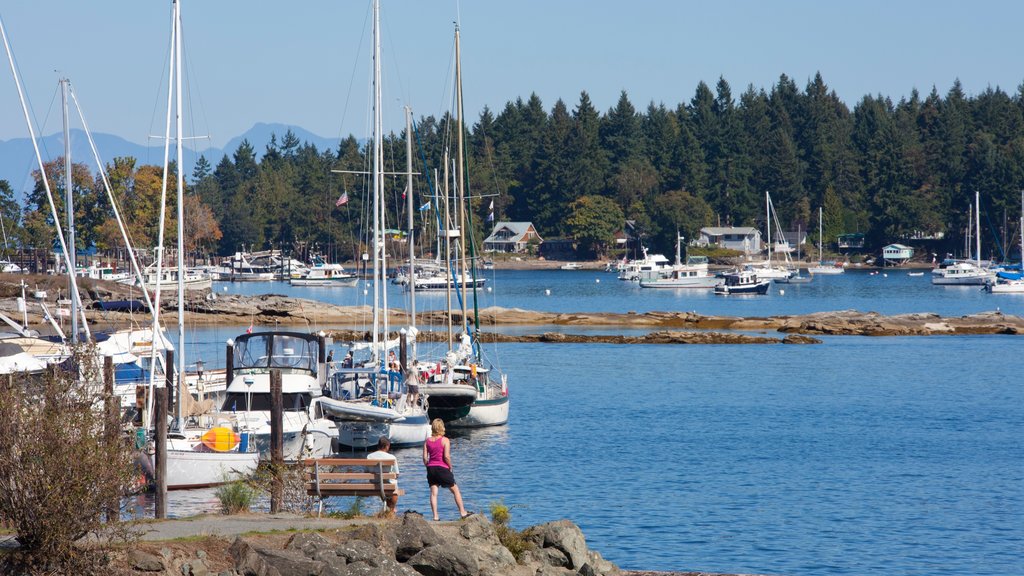 Nanaimo que incluye una bahía o un puerto y también una mujer