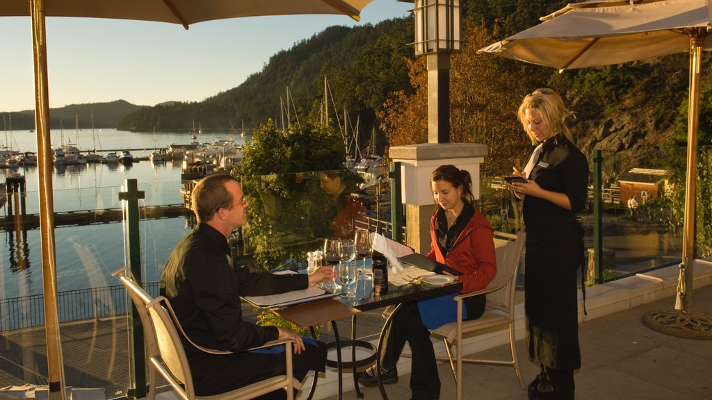 Pender Island que incluye comidas al aire libre, restaurantes y un club náutico