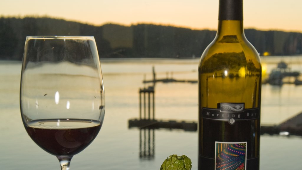 Pender Island montrant boissons et une baie ou un port