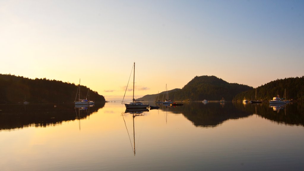 Pender Island montrant une baie ou un port, un coucher de soleil et paysages d’îles