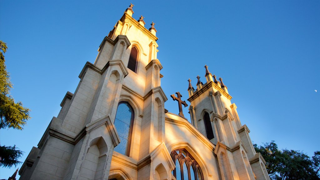 Columbia que incluye una iglesia o catedral y elementos patrimoniales