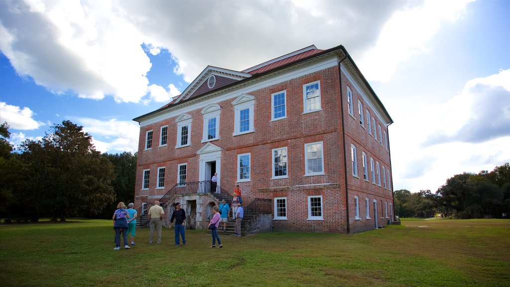 Drayton Hall presenterar ett hus, en park och historiska element