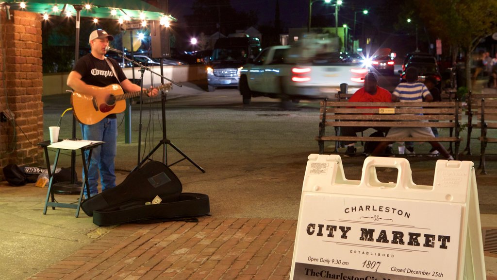 Mercato della città di Charleston che include segnaletica, performance d\'arte e musica