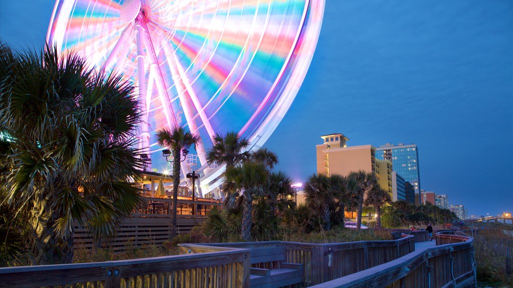 Paseo marítimo de Myrtle Beach ofreciendo escenas de noche