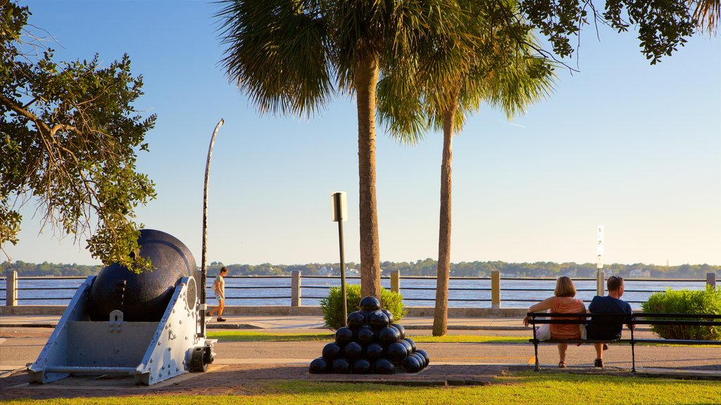 White Point Gardens showing a park, heritage elements and a river or creek