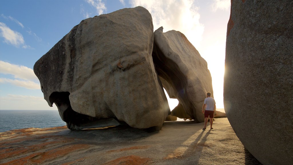 Parque Nacional Flinders que incluye costa escarpada y un atardecer y también un hombre