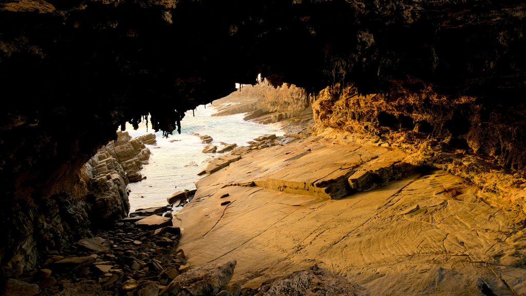 Flinders Chase National Park mostrando litoral rochoso, cavernas e um pôr do sol