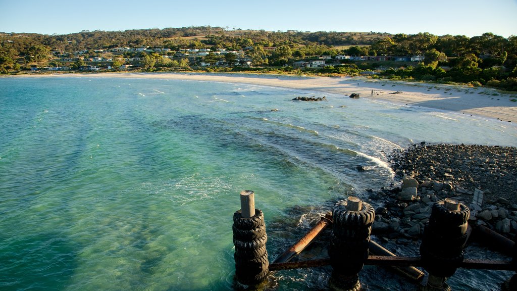 Penneshaw som omfatter en sandstrand, en solnedgang og udsigt over kystområde