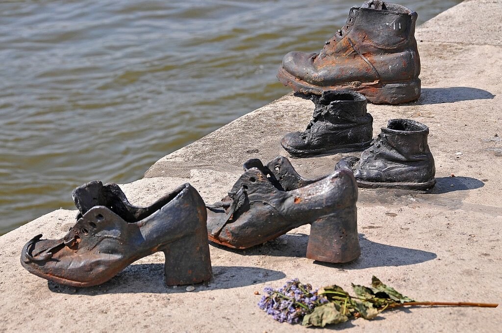 1280px-Hungary-0036_-_Shoes_on_the_Danube_%287263550322%29_%282%29.jpg?1568705131