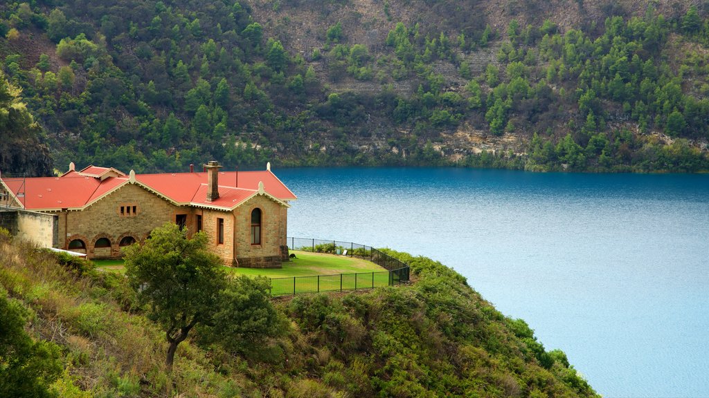 Reserva natural Blue Lake mostrando escenas tranquilas, una casa y un lago o espejo de agua