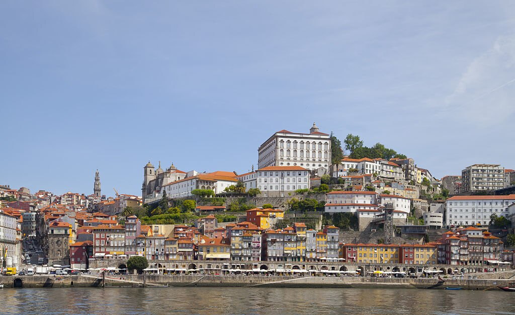 1024px-Cais_da_Ribeira__Oporto__Portugal__2012-05-09__DD_24.jpg?1570728032