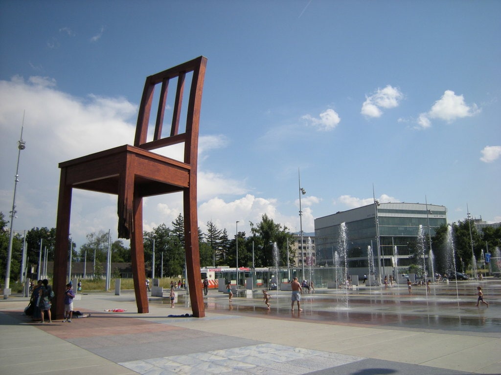 Broken_Chair_%282639318571%29.jpg?1569329620