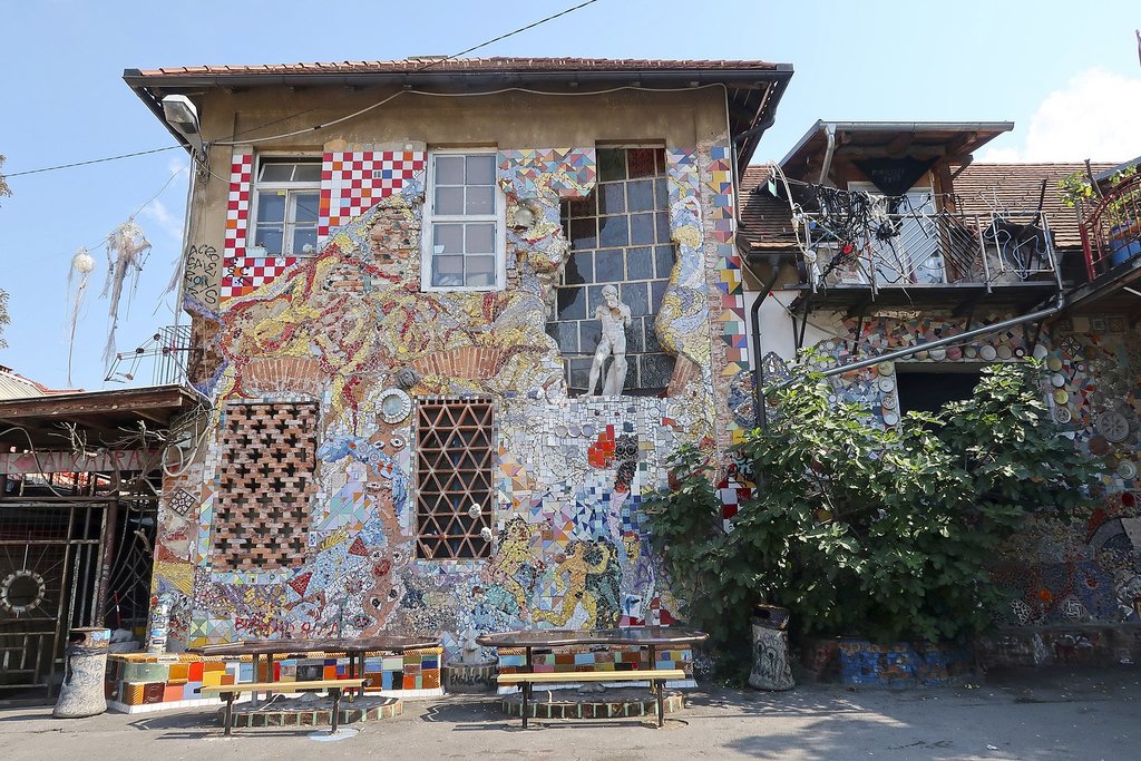 1620px-Metelkova_Art_Center_%2848701866267%29.jpg?1569579502