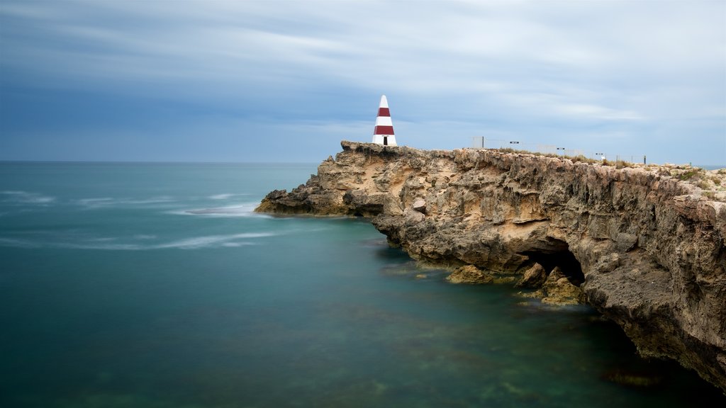 Obelisk Robe montrant phare, vues littorales et côte rocheuse