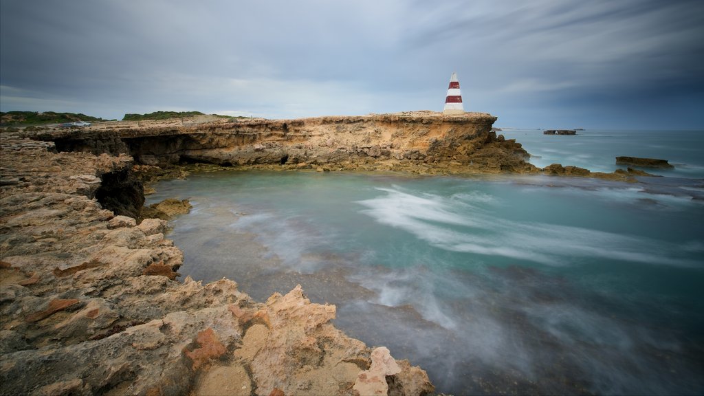 Obelisk Robe mostrando faro, vista della costa e costa rocciosa