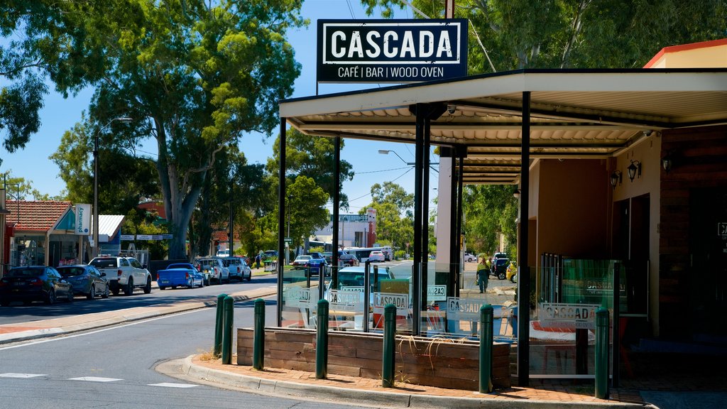 Catarata Gully mostrando señalización, un bar y ambiente de café