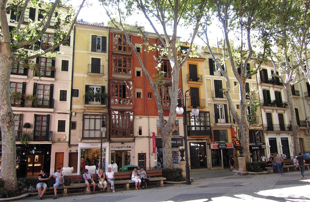 1658px-Passeig_des_Born__Palma_de_Mallorca_-_panoramio.jpg?1571918673