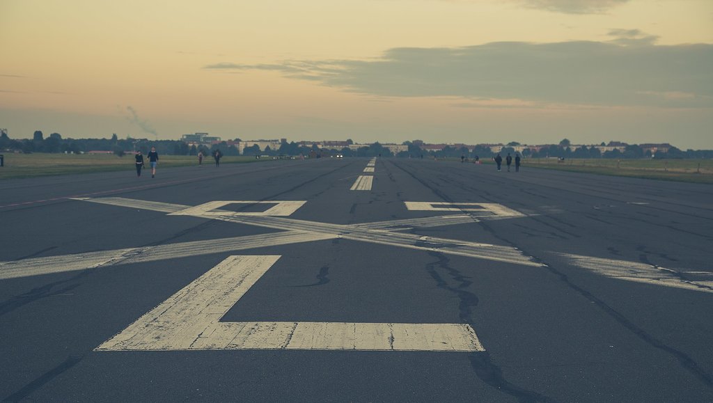 1909px-Runway_09L_at_Berlin_Tempelhof_Airport.jpg?1571912870