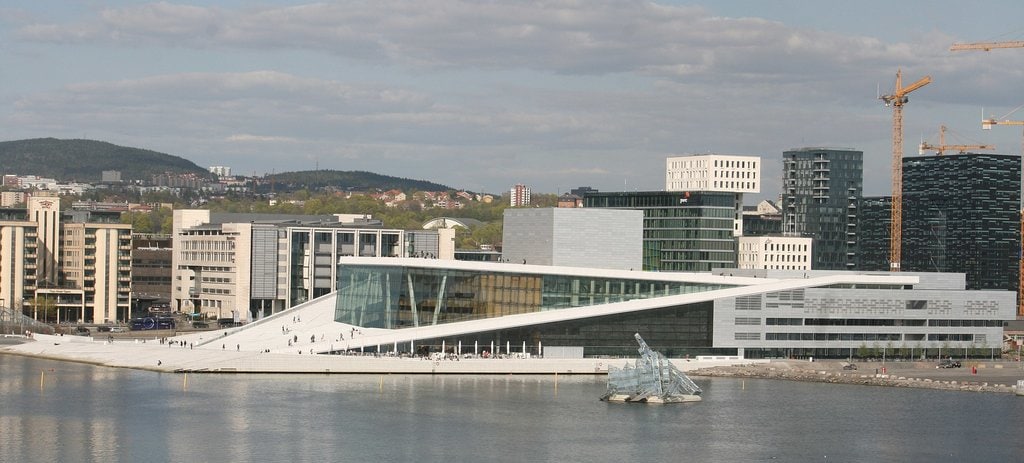 1920px-Oslo_Opera_She_Lies.jpg?1569920147