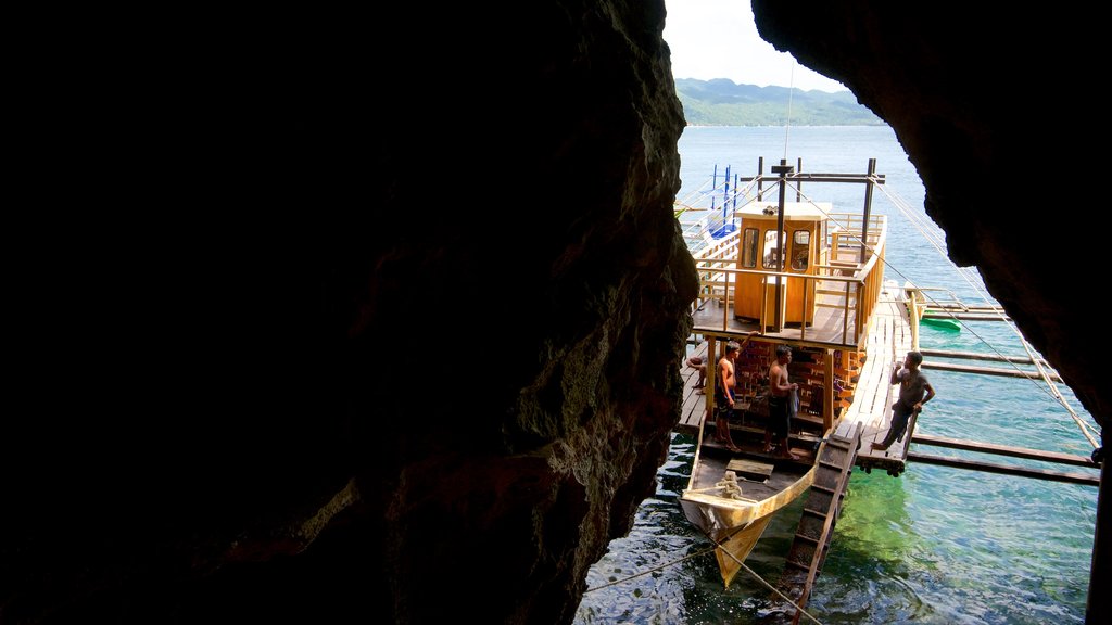 Ariels Point mit einem Kajak- oder Kanufahren, Höhlen und allgemeine Küstenansicht