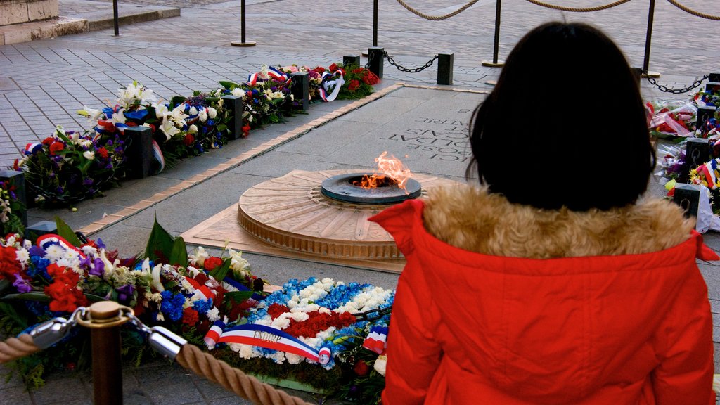 Arc de Triomphe en ook een vrouw