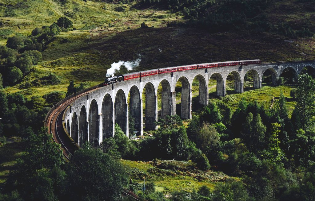 Train-Crossing-Glenfinnan-Viaduct.jpg?1573031343