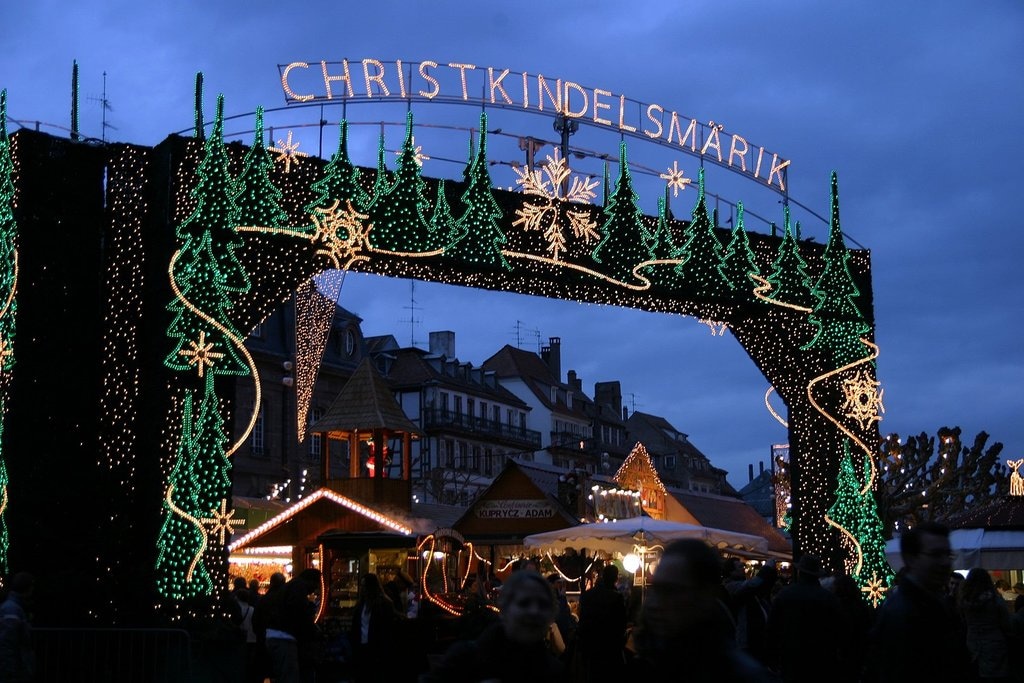 1620px-Marche-de-Noel-Strasbourg-IMG_4170.jpg?1573723331
