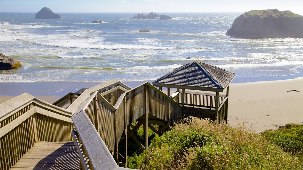 Playa de Bandon mostrando vista a una isla, un puente y una playa de arena