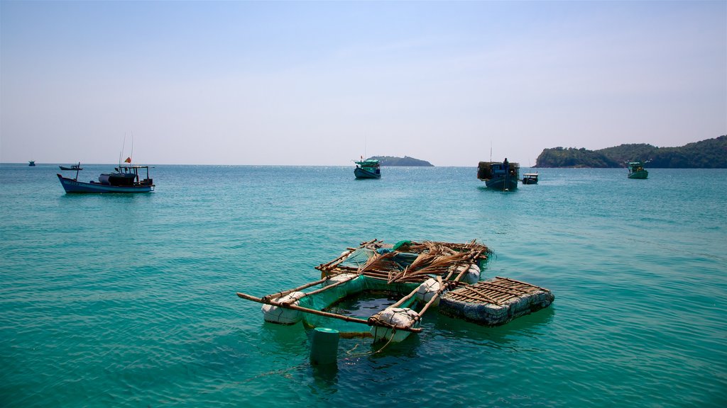 Phú Quốc ofreciendo vista general a la costa, una bahía o un puerto y botes