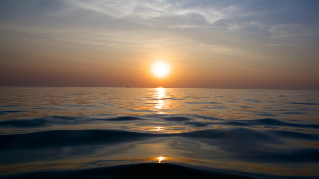 Ile de Phú Quôc mettant en vedette coucher de soleil et vues littorales