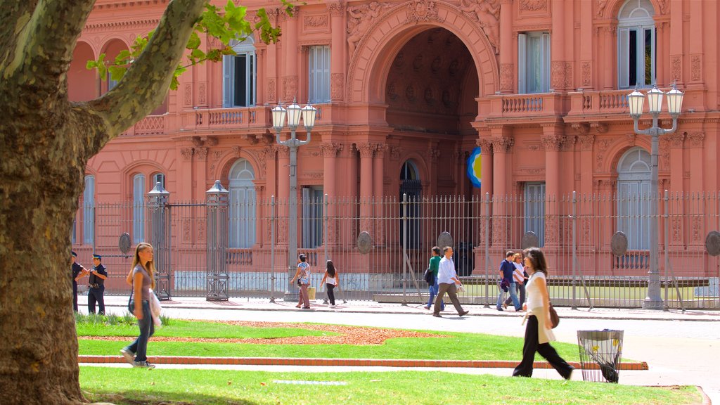 Casa Rosada johon kuuluu katunäkymät sekä suuri ryhmä ihmisiä