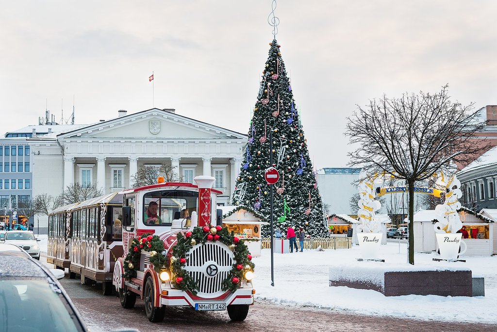 1618px-Christmas_train_in_Vilnius_%282014%29.jpg?1575385944