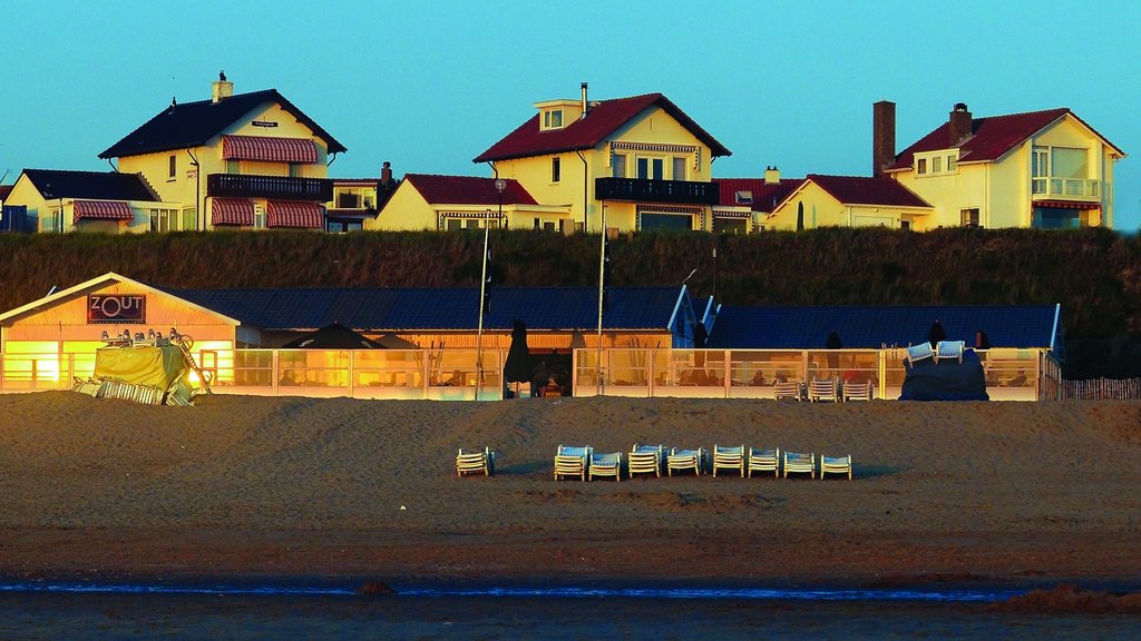 Zandvoort som omfatter en kystby og en sandstrand