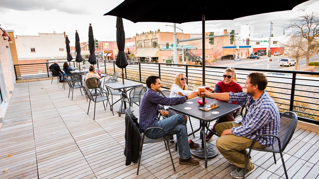 Kalispell que incluye comer al aire libre y también un pequeño grupo de personas