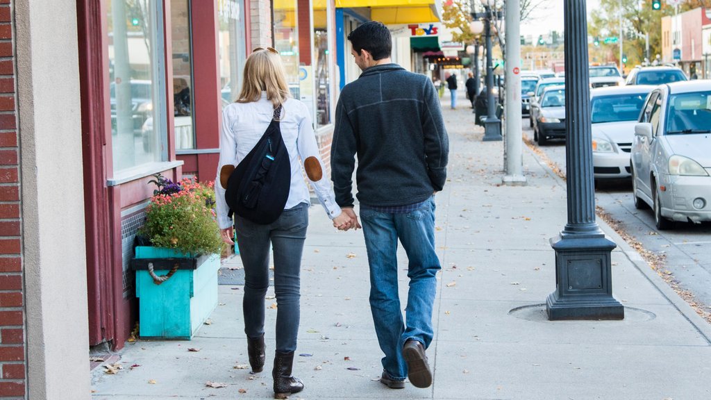 Kalispell ofreciendo imágenes de calles y también una pareja