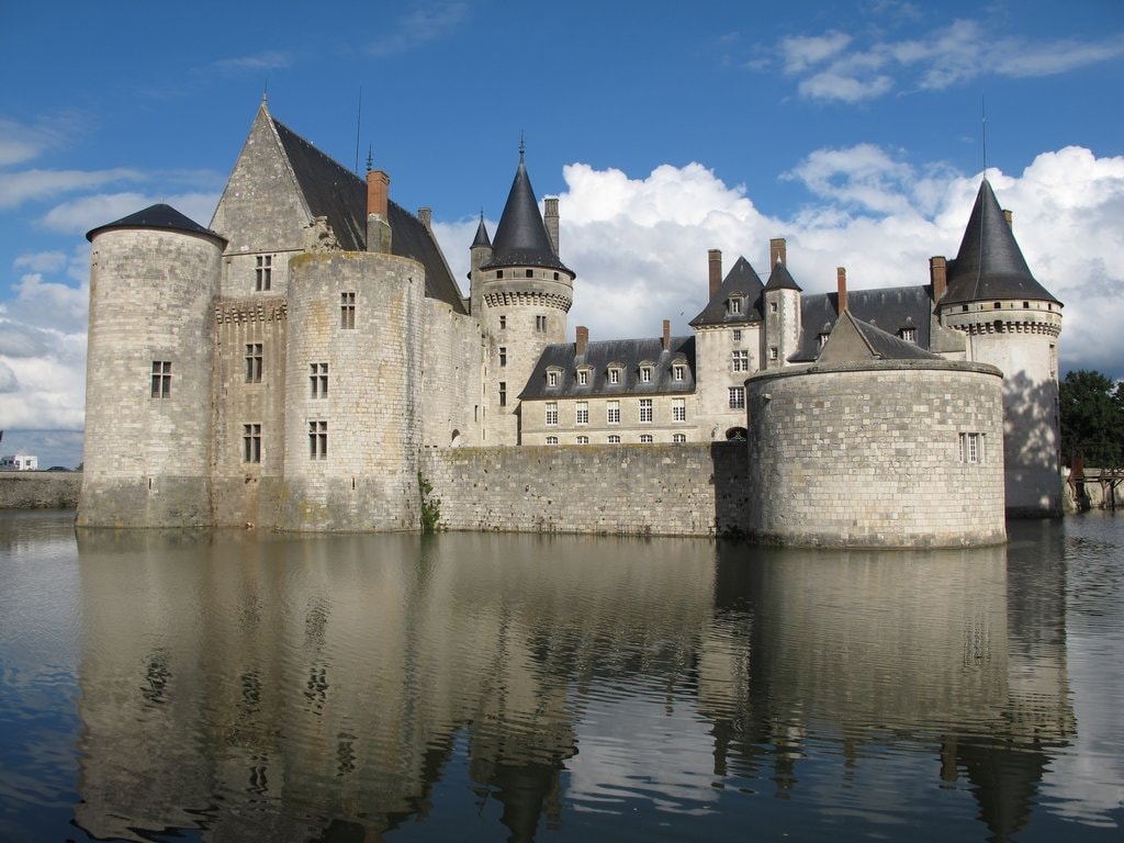 Chateau_de_Sully_sur_Loire.jpg?1560860355