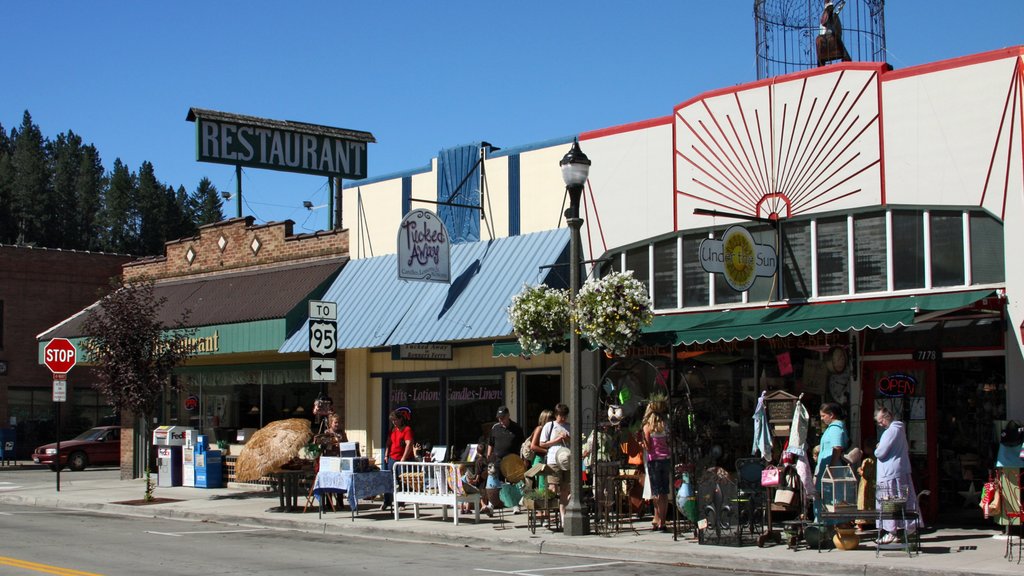 Bonners Ferry which includes street scenes