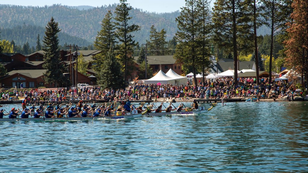 Flathead Lake caracterizando esportes aquáticos