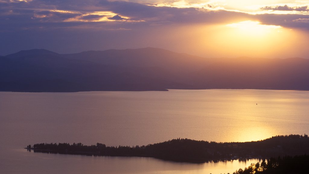 Flathead Lake mettant en vedette un coucher de soleil et un lac ou un point d’eau