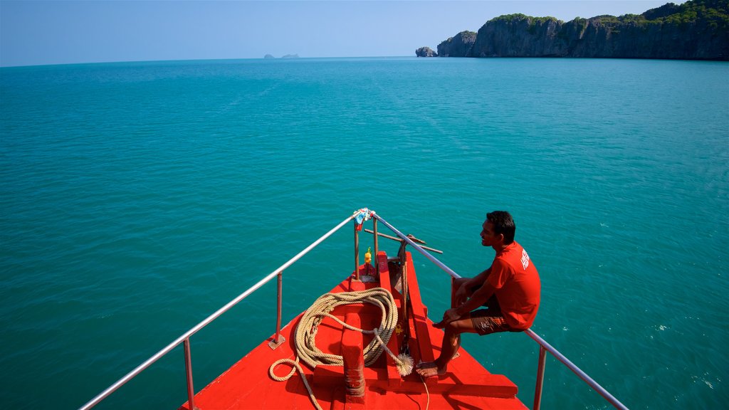 Koh Samui johon kuuluu yleiset rantanäkymät ja veneily sekä yksi mies